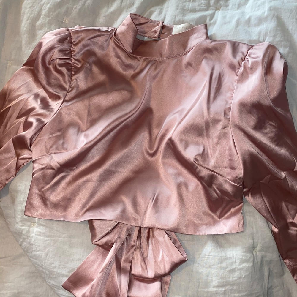 💛 NWOT Satin Tie Back shirt